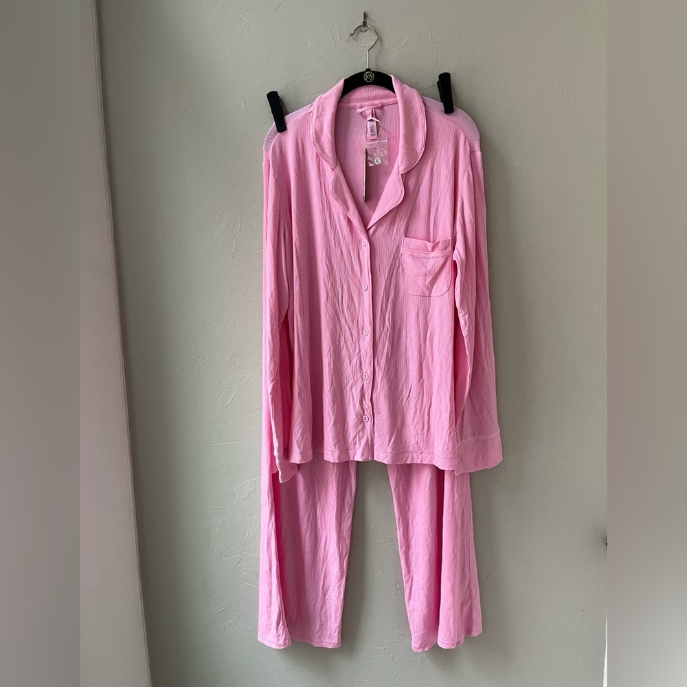 HTF SKIMS SOFT LOUNGE SLEEP SET IN BUBBLEGUM L - Picture 4 of 8